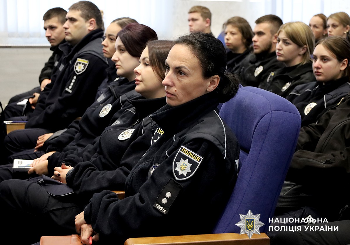 Інспектори служби освітньої безпеки на нараді.