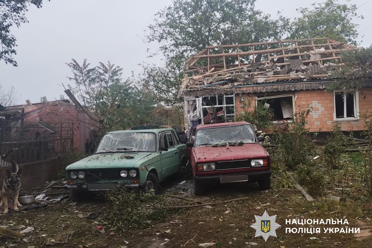 Пошкоджені внаслідок обстрілу рф будинки, машини