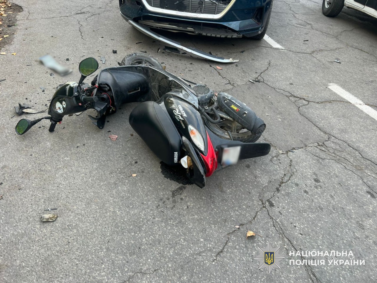 Пошкоджений мопед внаслідок ДТП, що трапилася у місті Тячів
