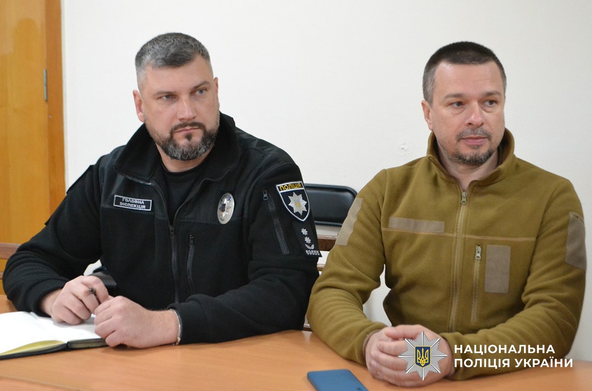За столом сидять начальник Управління головної інспекції та радник начальника ГУНП в Житомирській області