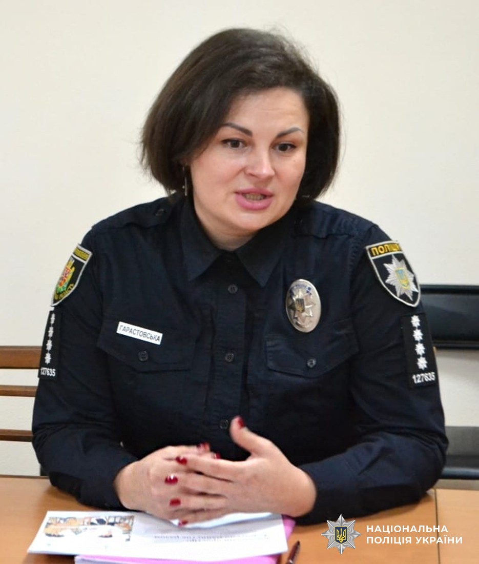 Начальниця служби освітньої безпеки сидить за столом та щось говорить