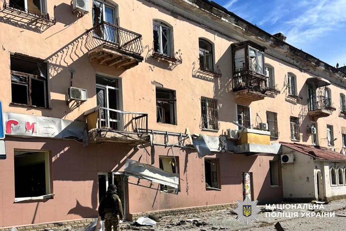 Зруйнована багатоповерхівка без вікон