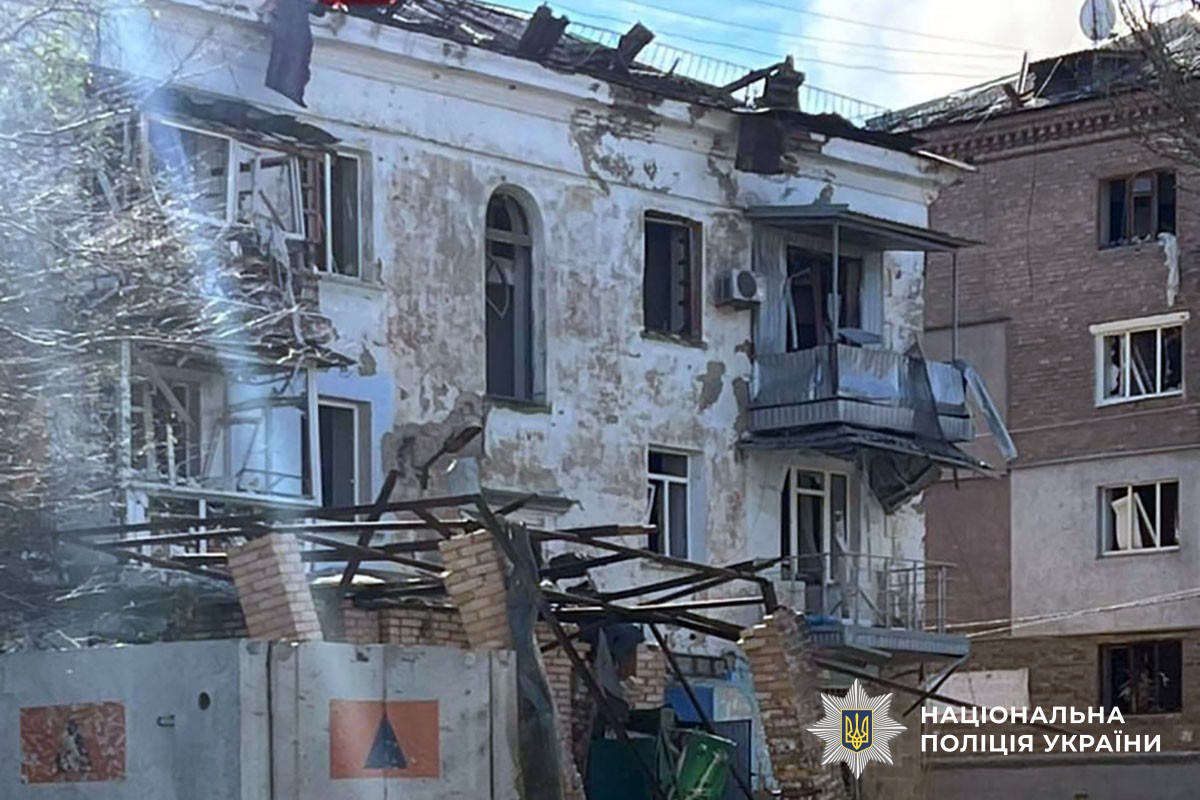 Зруйнована багатоповерхівка без вікон