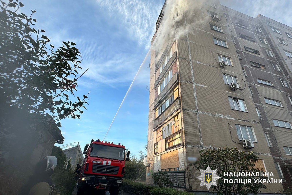 Рятівники тушать пожежу у багатоповерхівці
