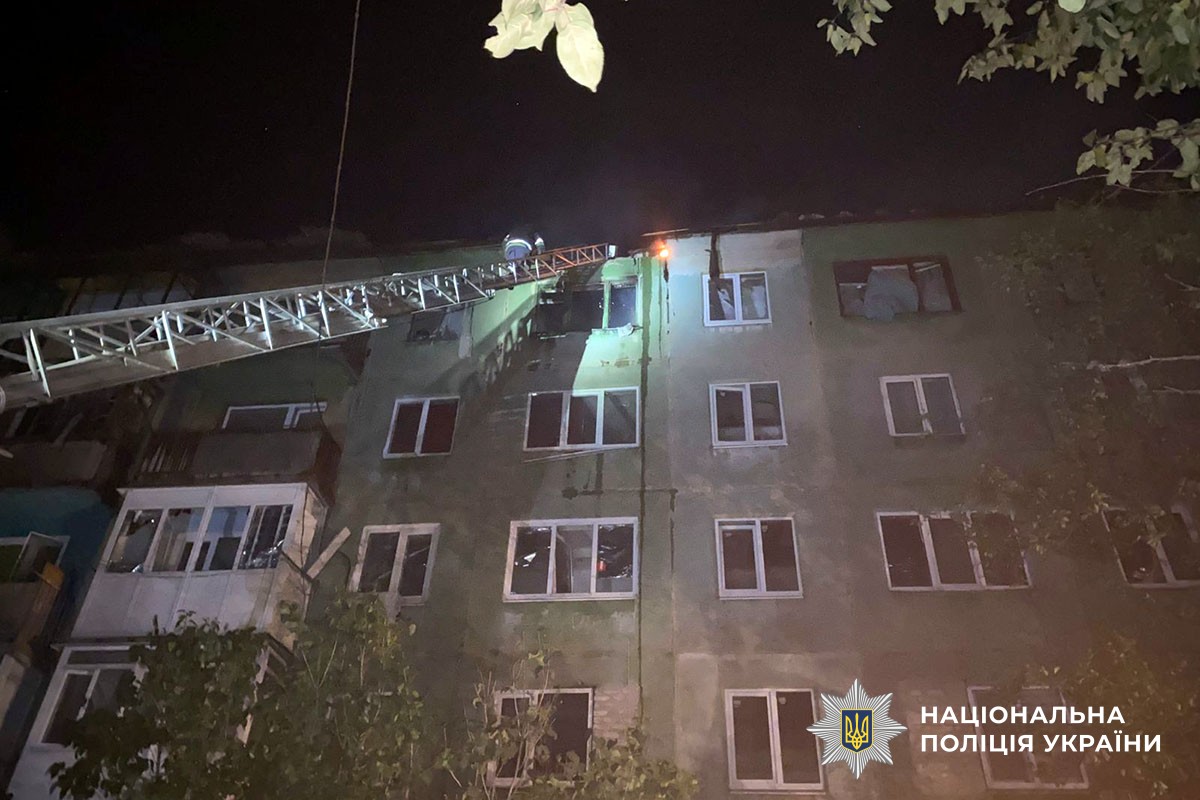 Рятівники тушать пожежу у багатоповерхівці