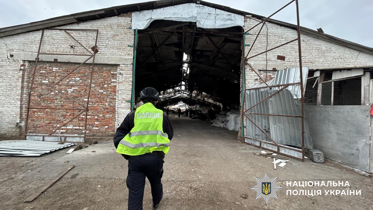 Поліцейські документують наслідки обтсрілів рф