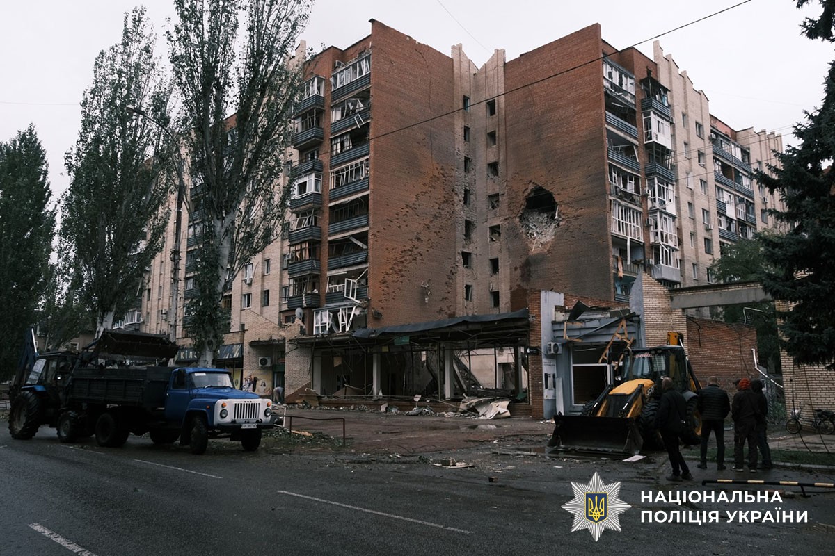 Діра від авіабомби в багатоповерховому будинку