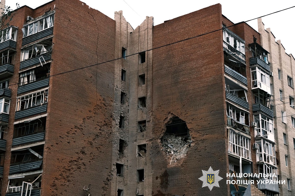 Діра від авіабомби в багатоповерховому будинку