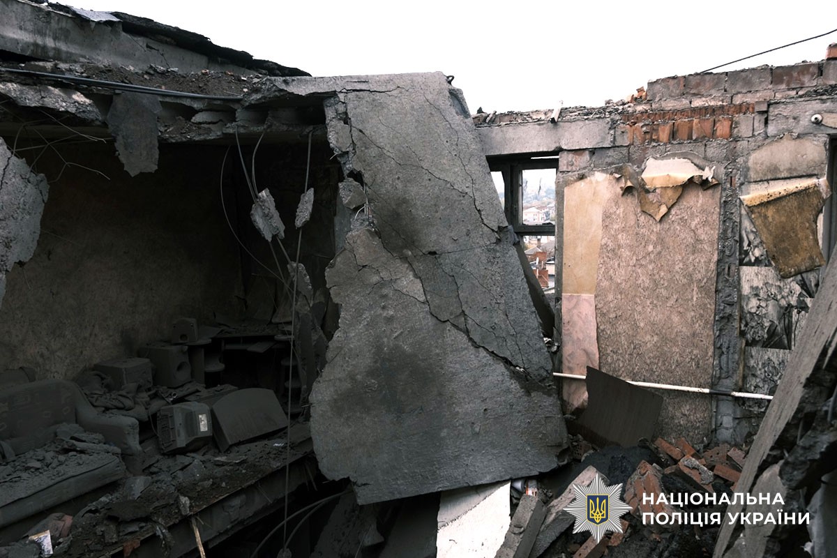 Зруйнований багатоповерховий будинок