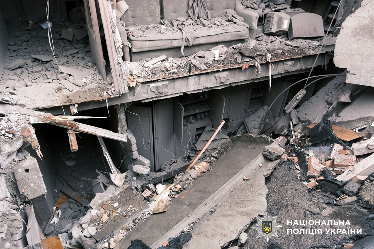 Зруйнований багатоповерховий будинок