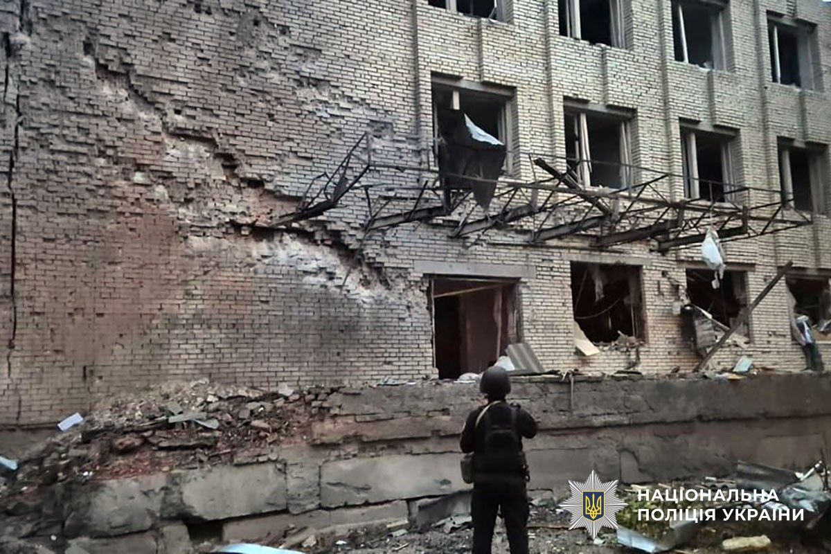 Зруйнований багатоповерховий будинок