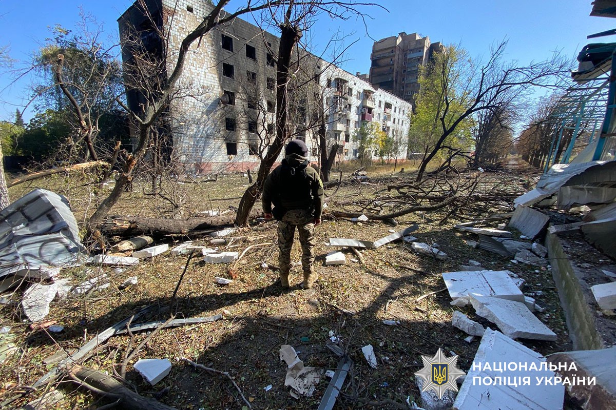 Зруйнований багатоповерховий будинок