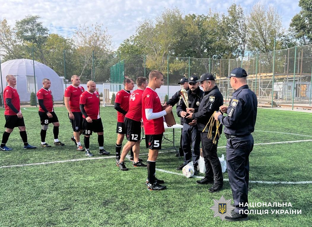 вручення кубку команді переможців змагань