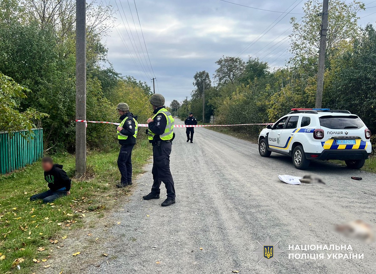 Поліцейські затримали чоловіка на дорозі.