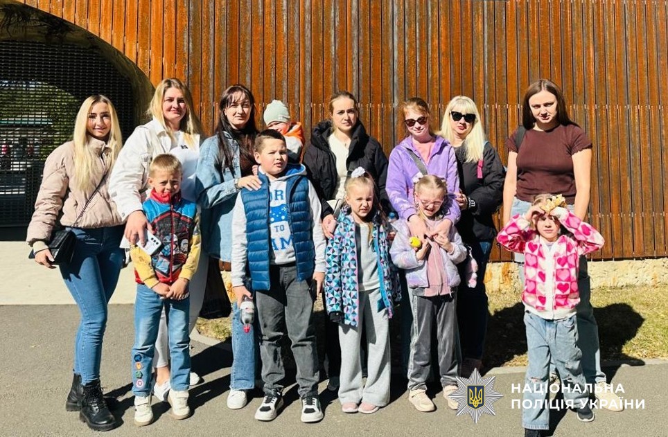 родини загиблих поліцейських біля зоопарку