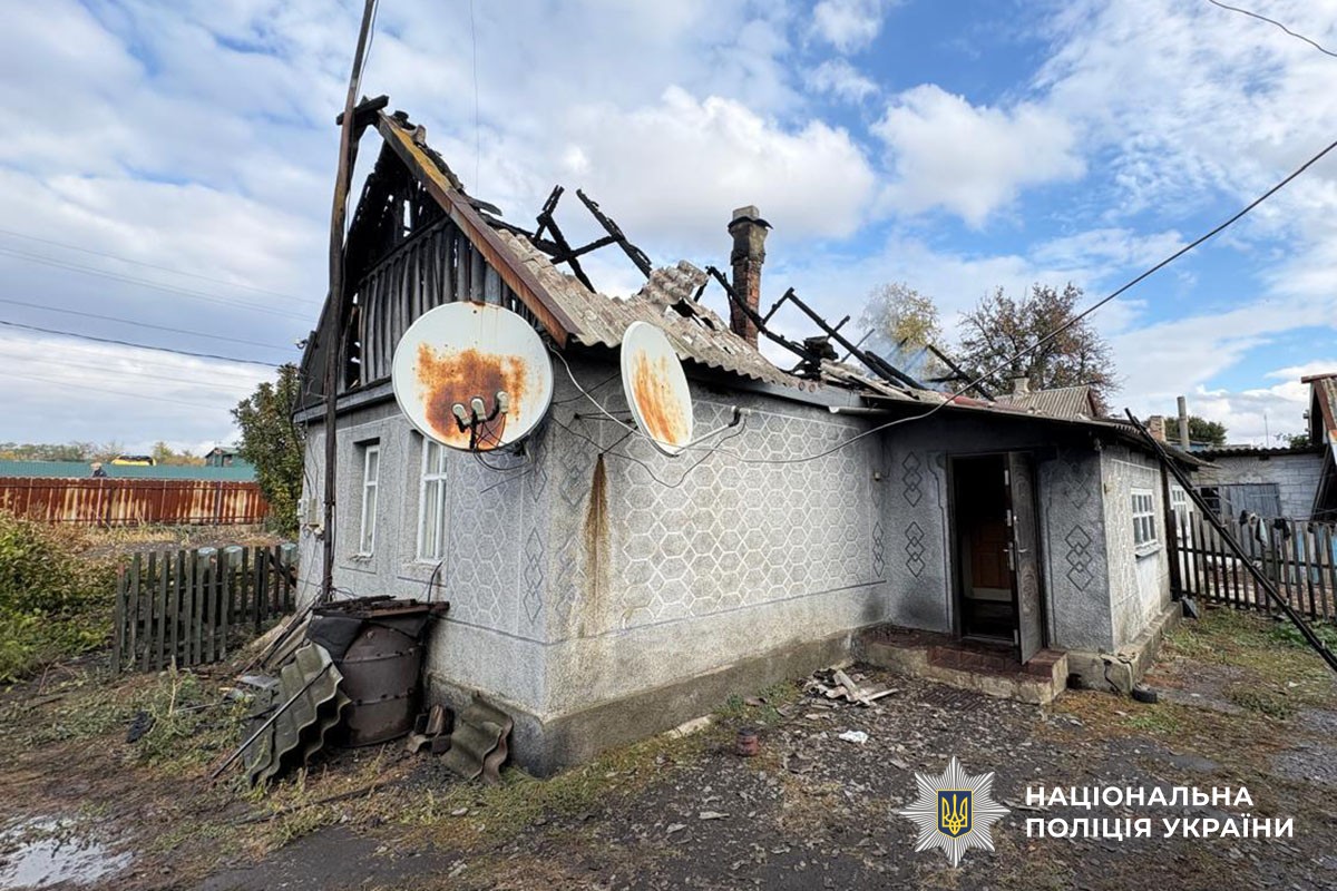 Зруйнований будинок без даху