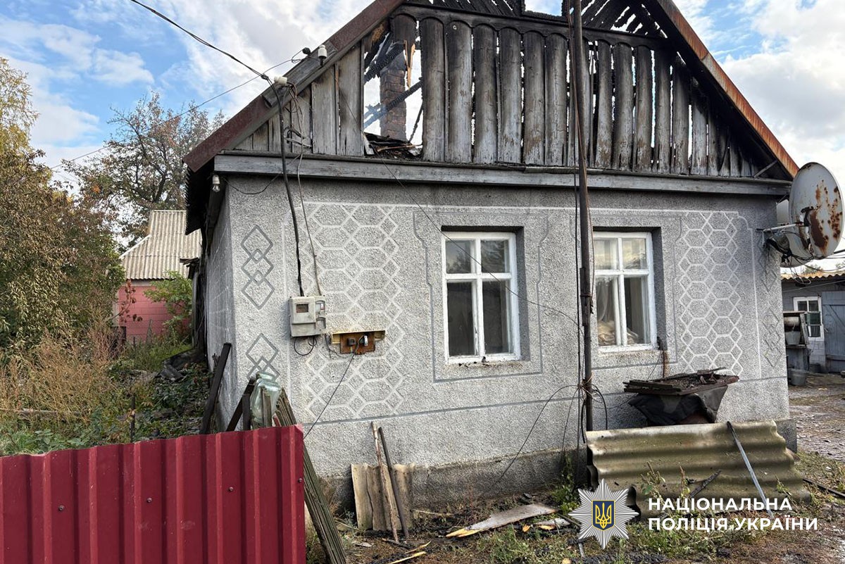 Зруйнований будинок без даху