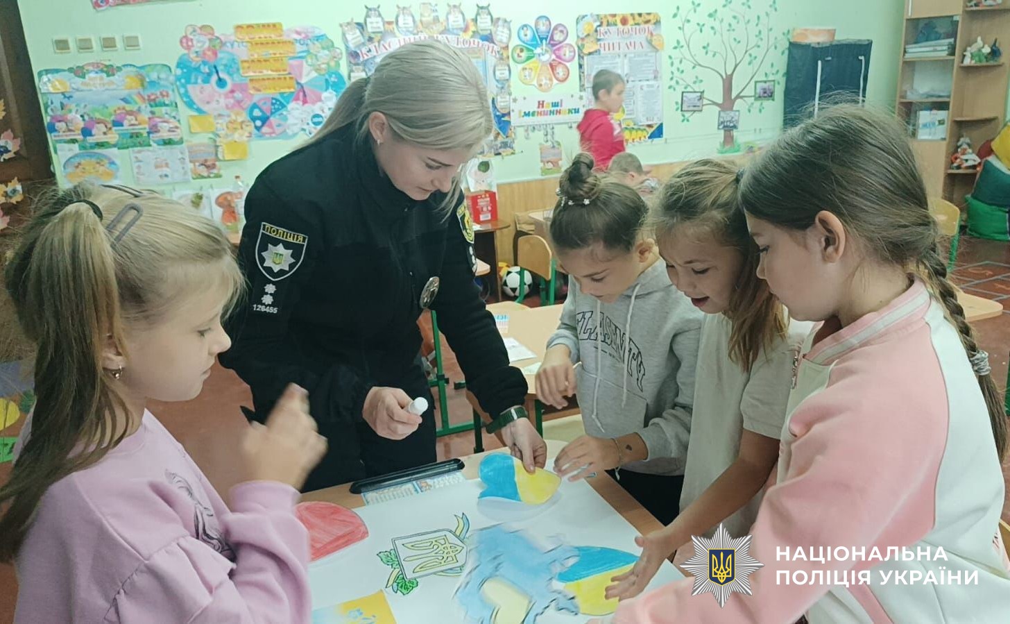 поліцейська разом із учнями під час заходів до Дня захисників і захисниць