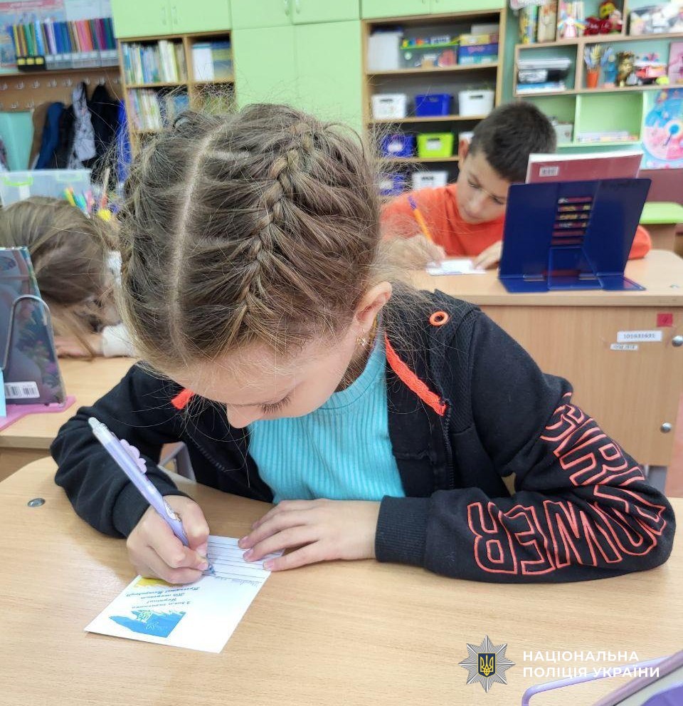 учні малюють листівки з побажаннями для захисників