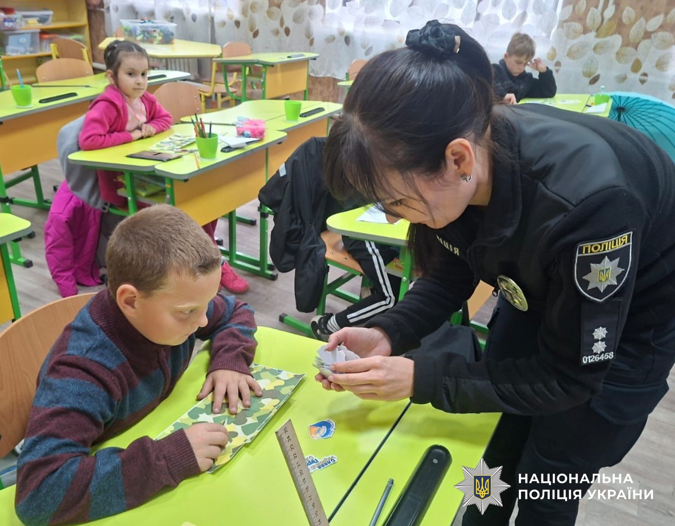 поліцейська разом із учнями під час заходів до Дня захисників і захисниць