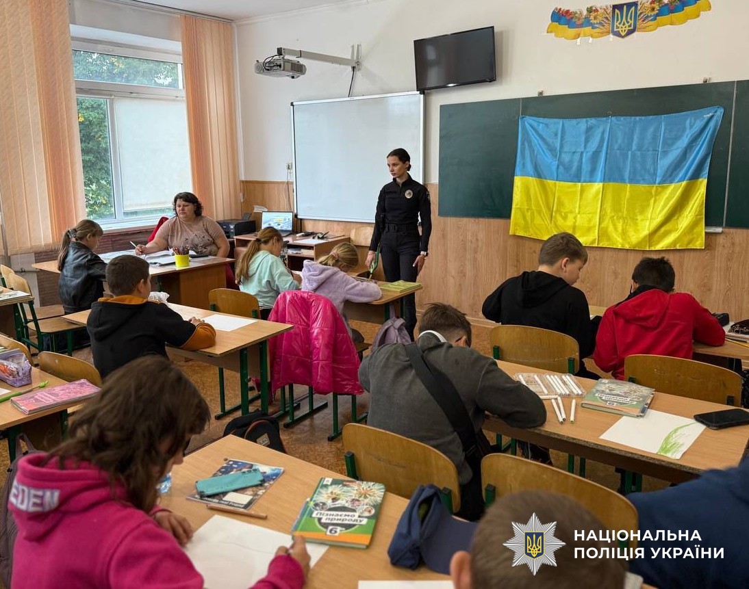 поліцейська разом із учнями під час заходів до Дня захисників і захисниць
