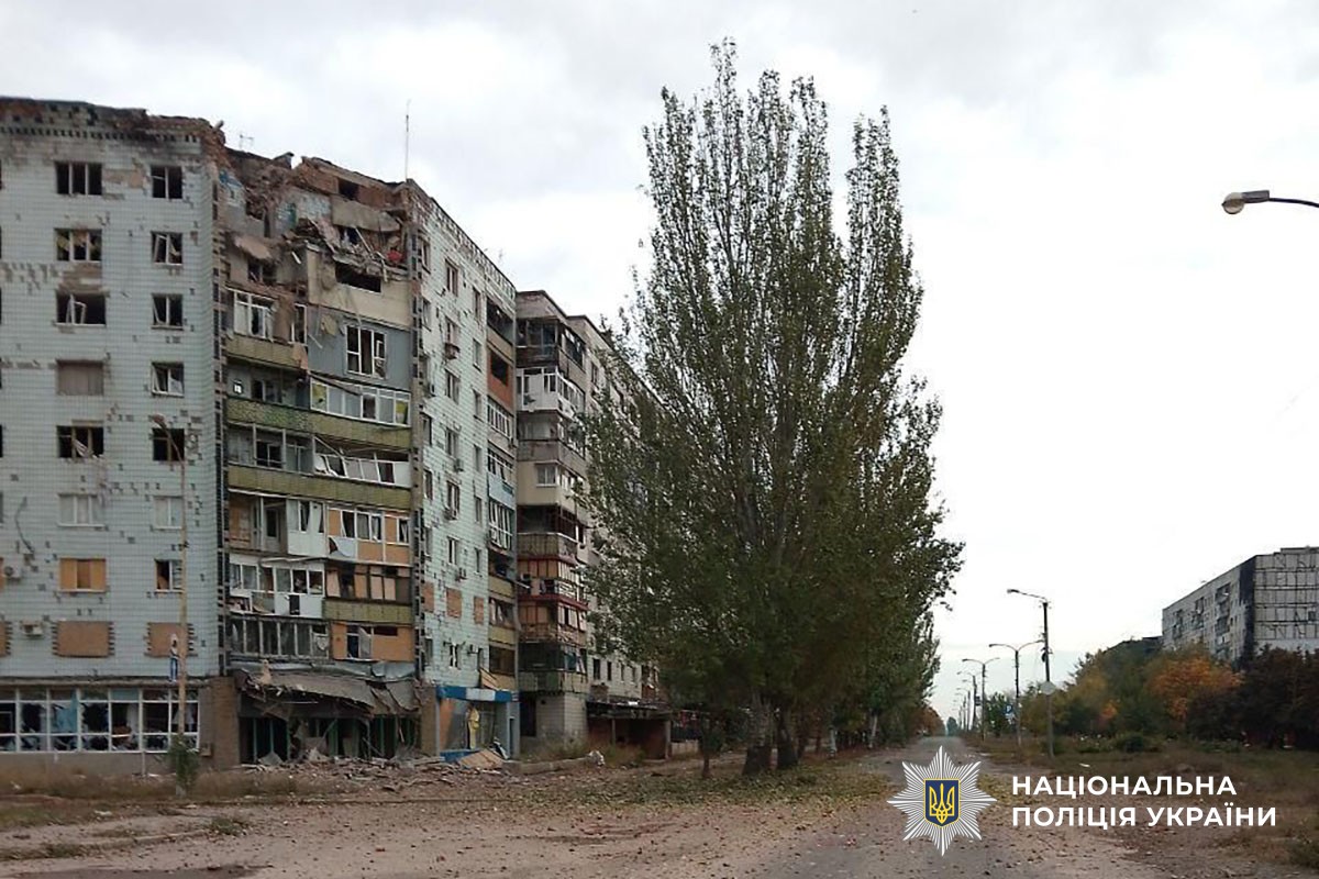 Зруйнована багатоповерхівка без вікон