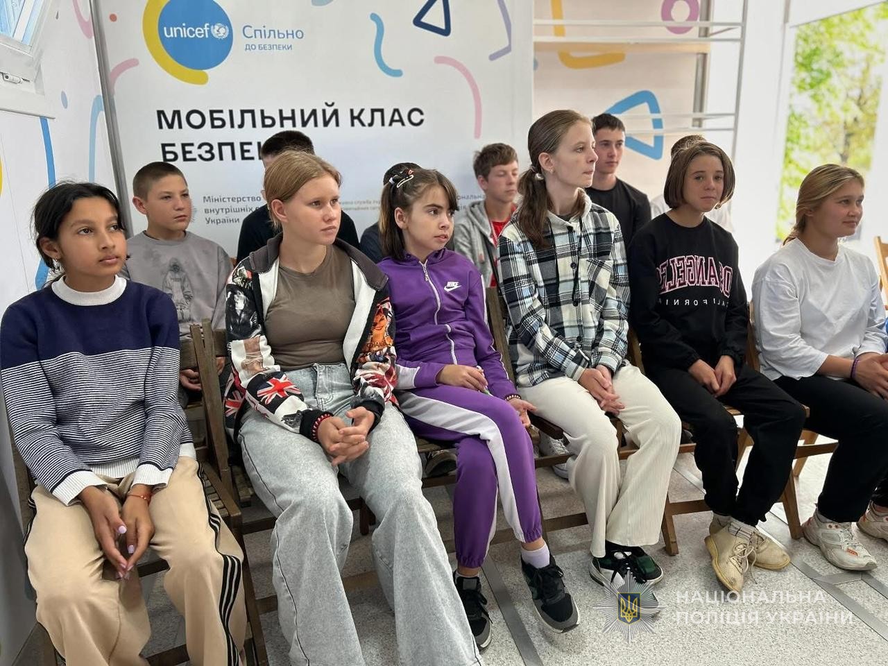 Учні одного з ліцеїв Березівської громади слухають профілактичні заходи.