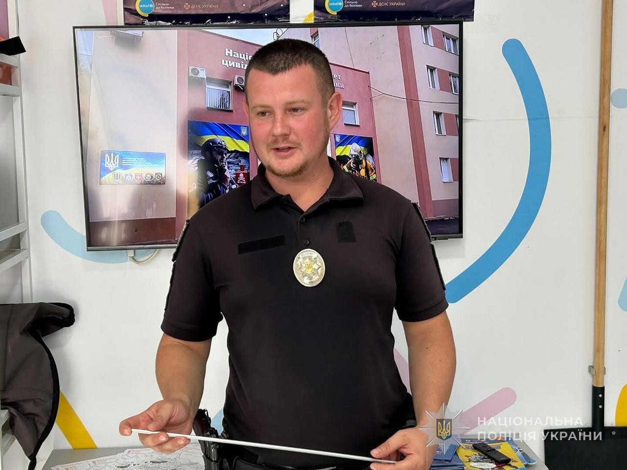 Поліцейський проводить профілактичні заходи учням.