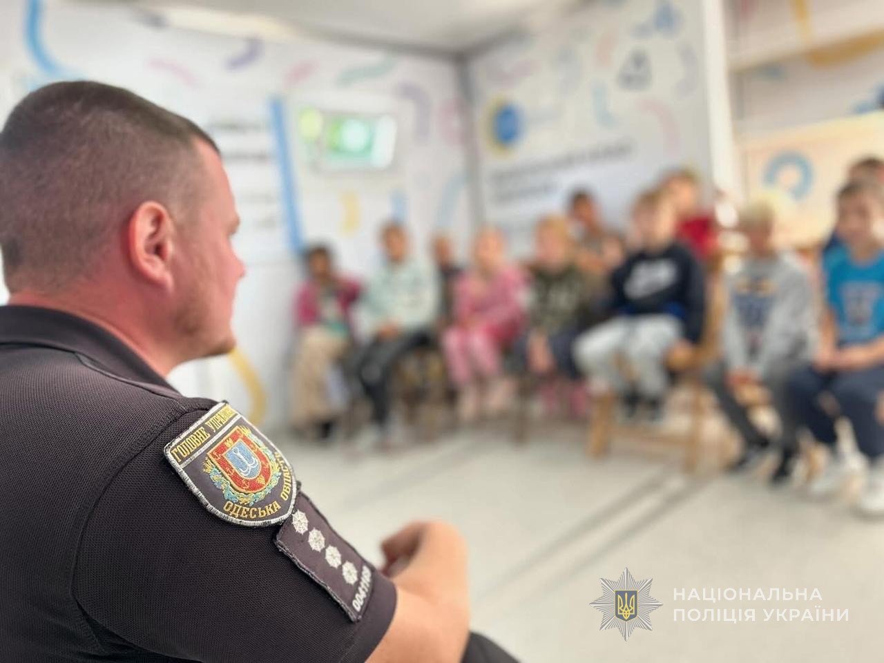 Поліцейський проводить профілактичні заходи учням.