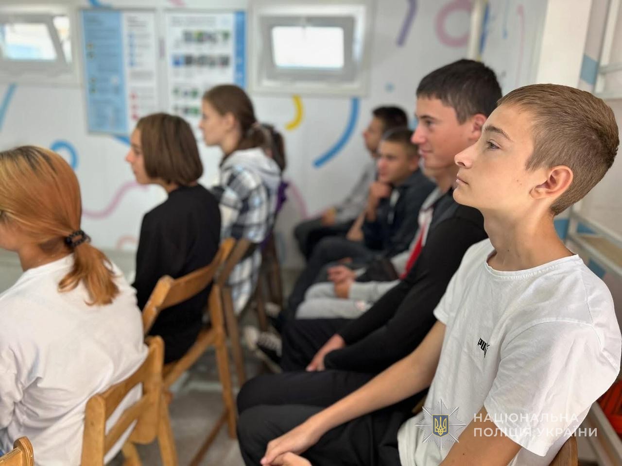 Учні одного з ліцеїв Березівської громади слухають профілактичні заходи.