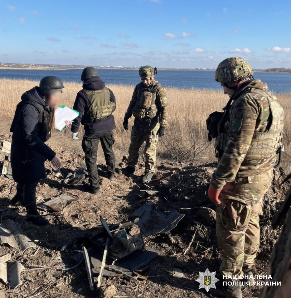 вибухотехнік разом із колегами на місці обстрілу