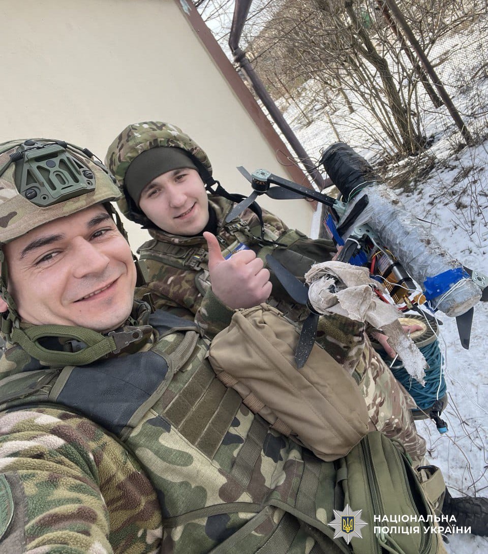 вибухотехнік разом із колегою