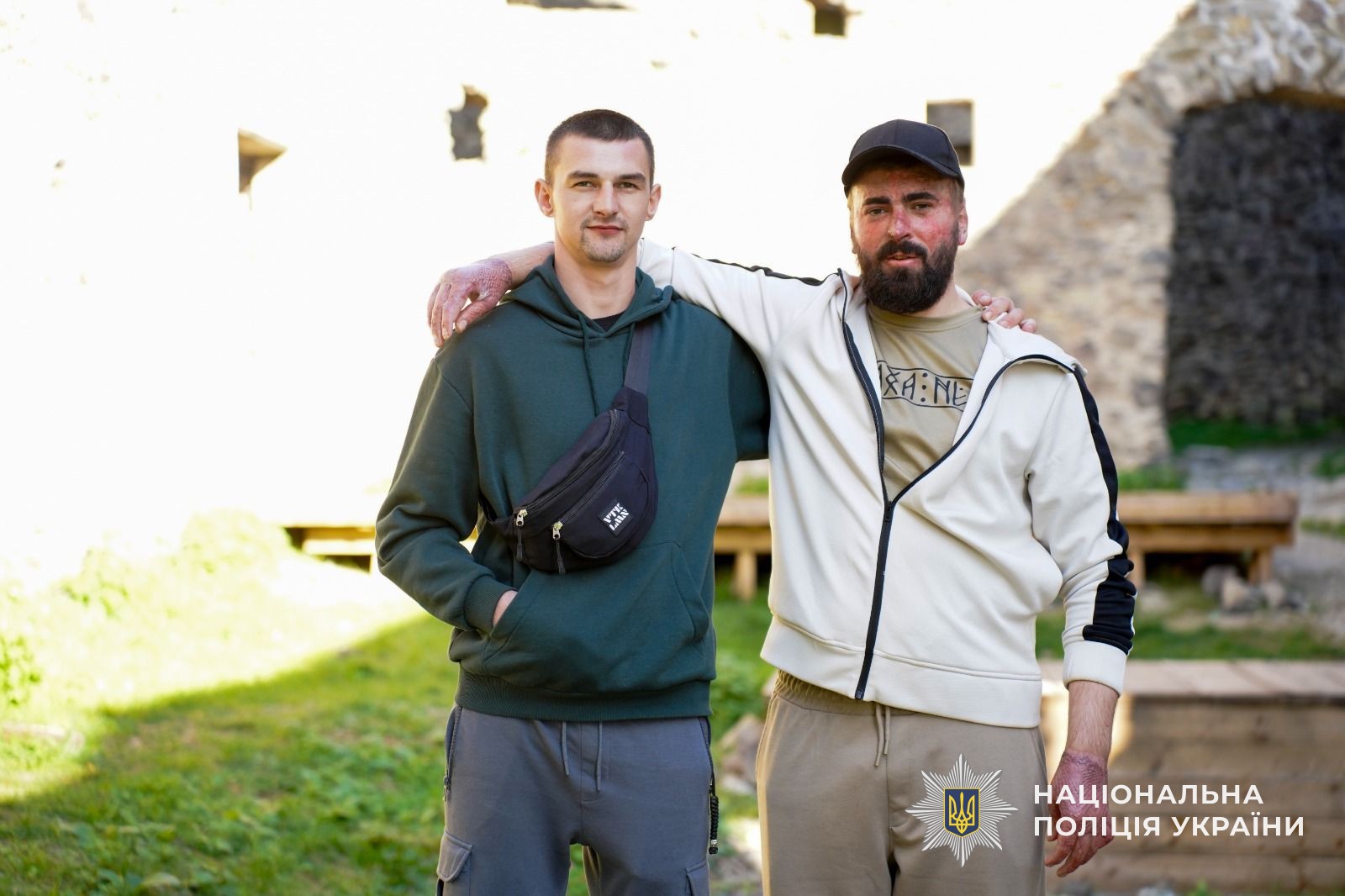 Двоє ветеранів війни попереду мурів Невицького замку