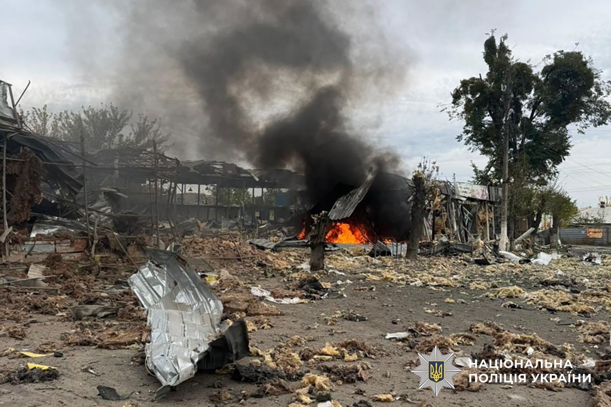 Зруйнована будівля горить