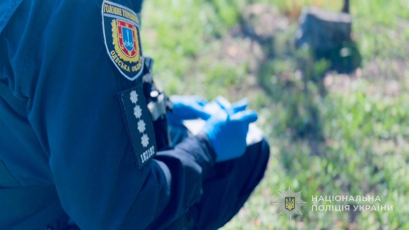 Поліцейський документує злочин.