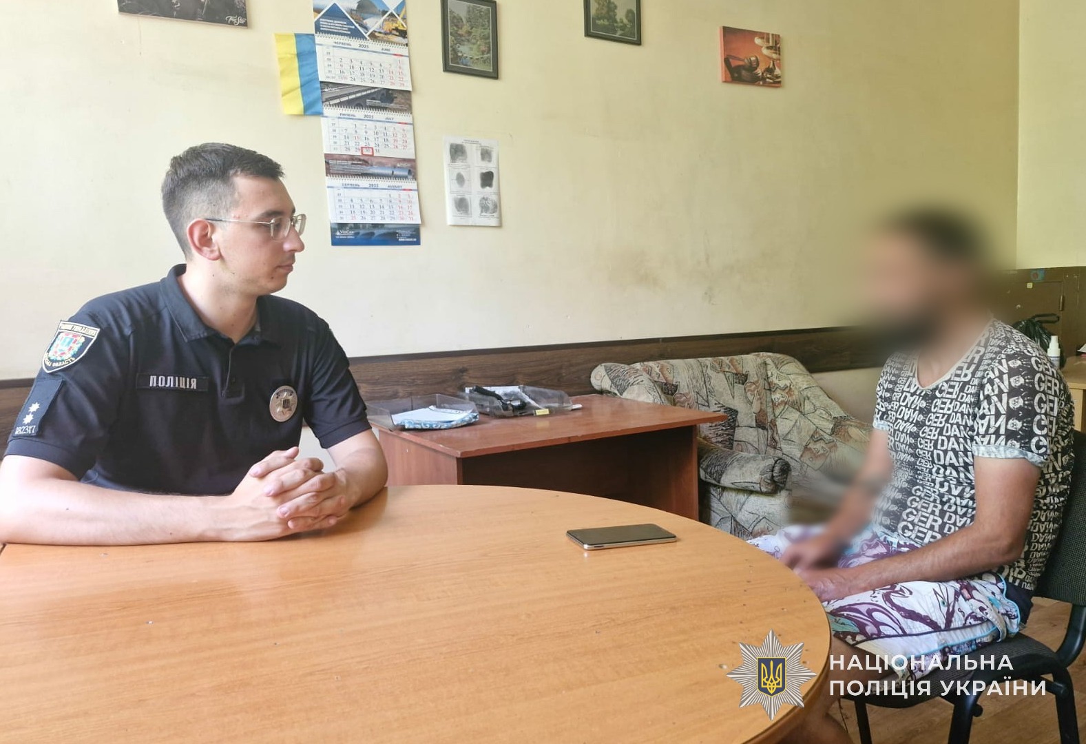 Поліцейський розмовляє із затриманим.