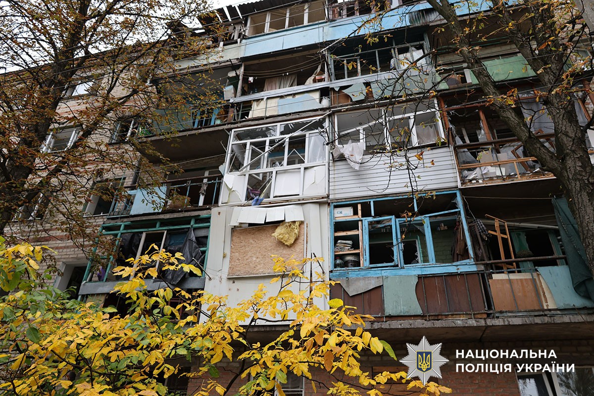 Зруйнована багатоповерхівка без вікон