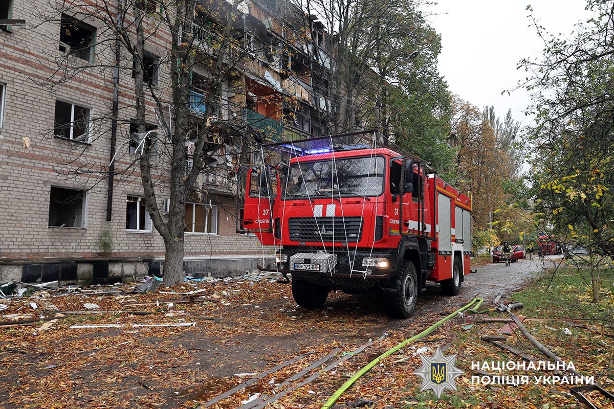 Зруйнована багатоповерхівка і пожежний автомобіль