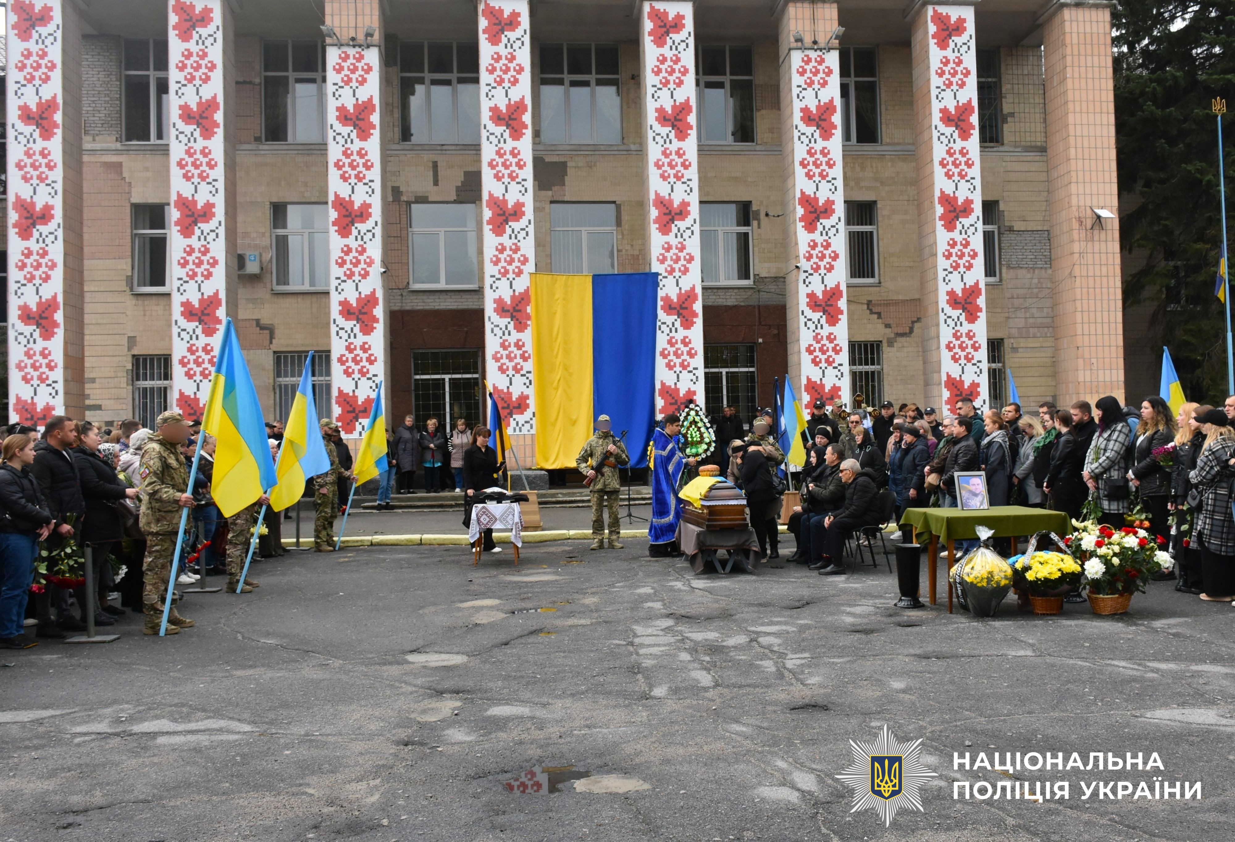 прощання із загиблим на площі