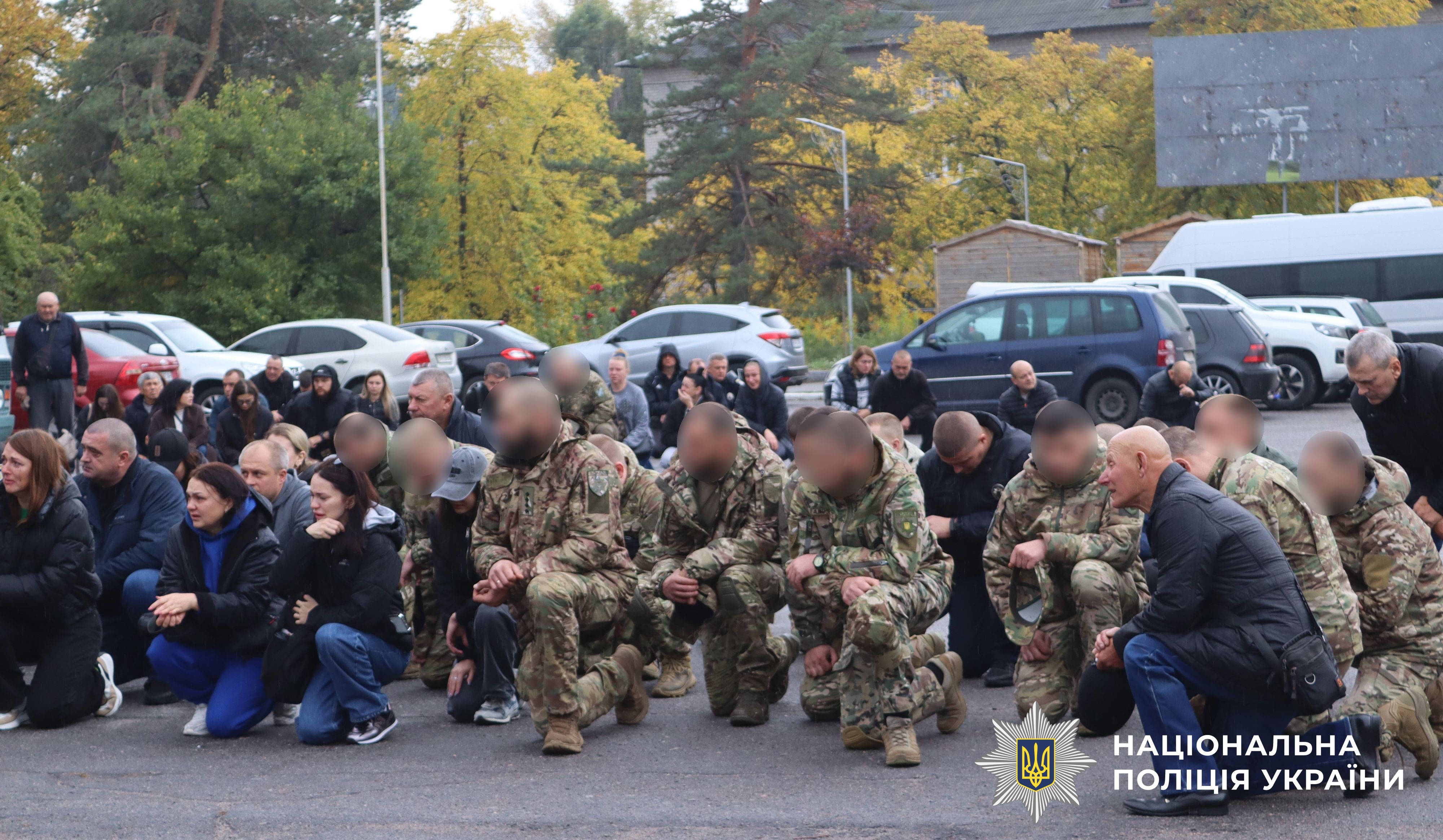 присутні на прощанні стоять на коліні