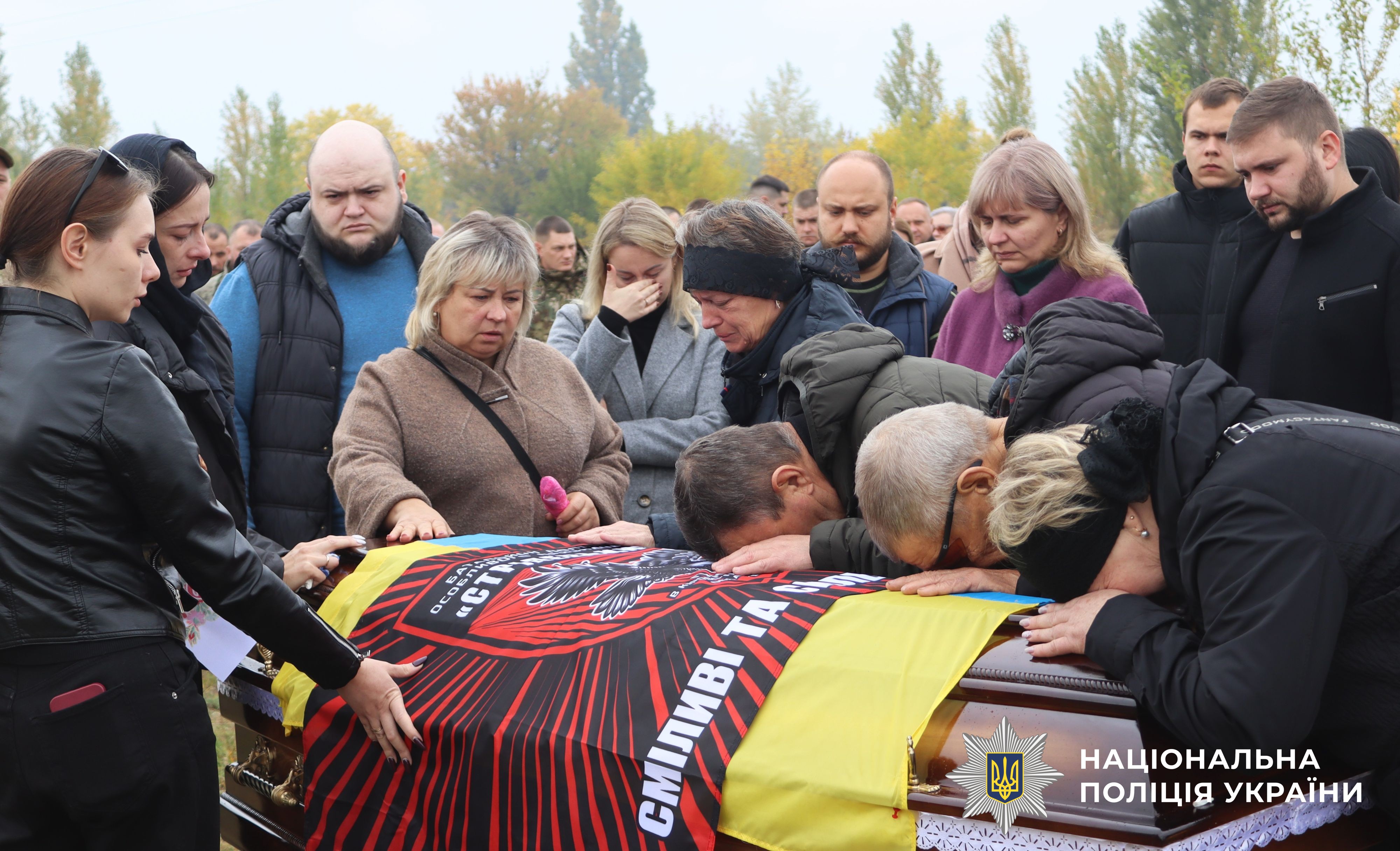 рідні та близькі прощаються із загиблим