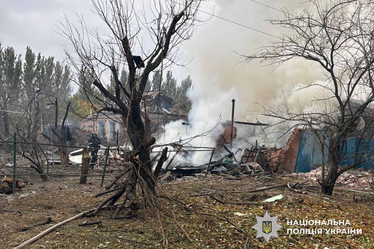 Зруйнований будинок горить