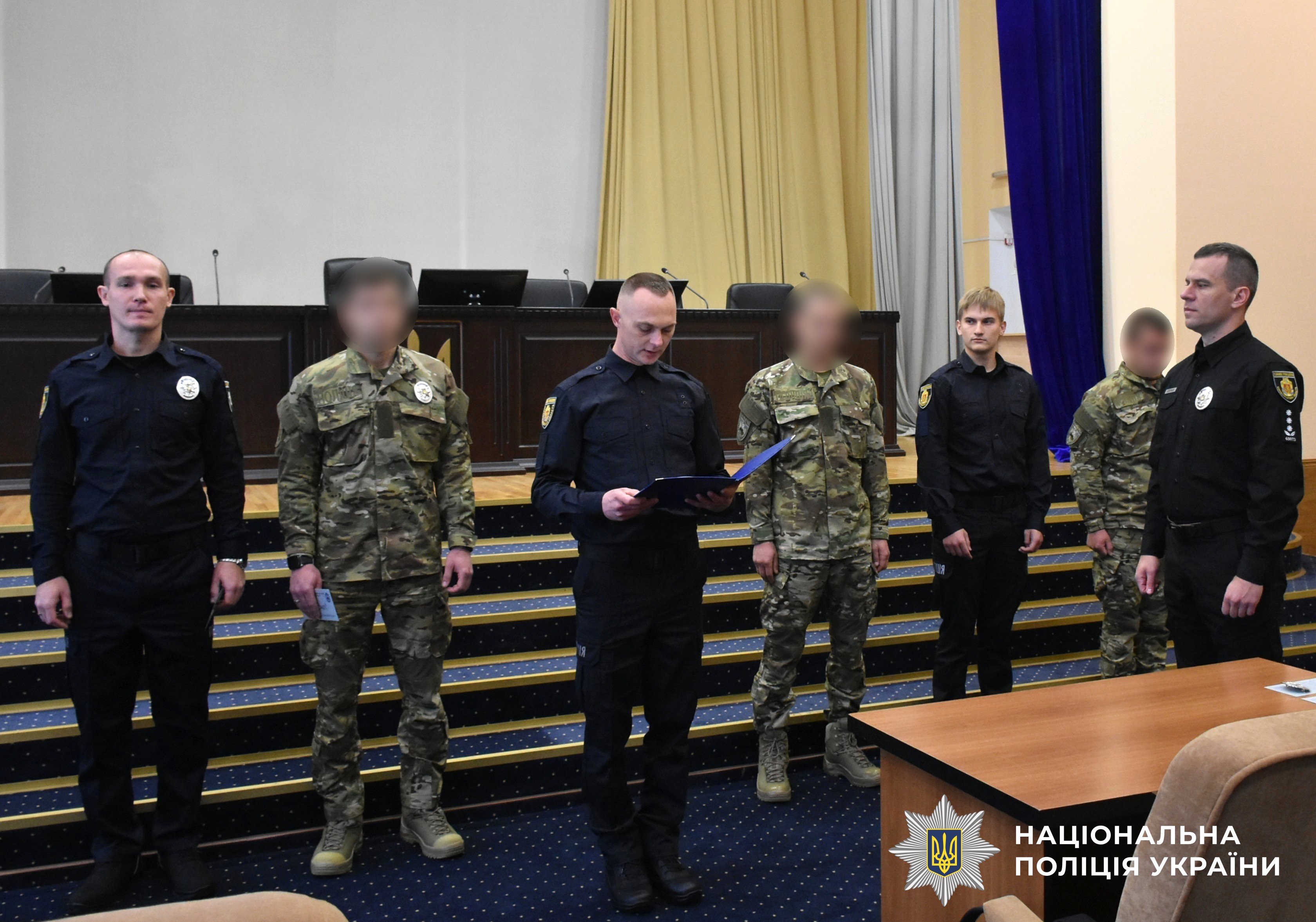 поліцейські складають присягу