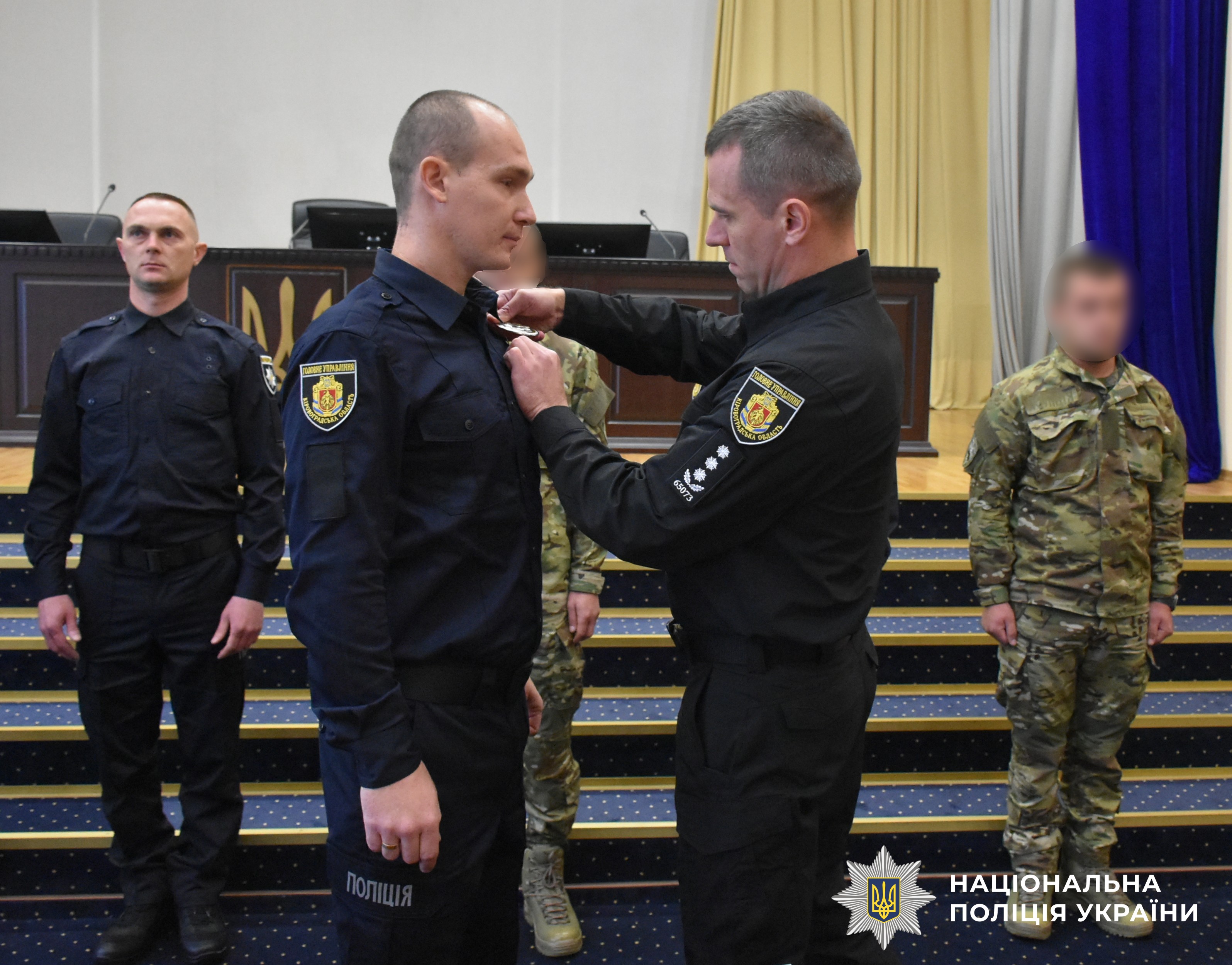 заступник керівника поліції області вручає жетон поліцейському