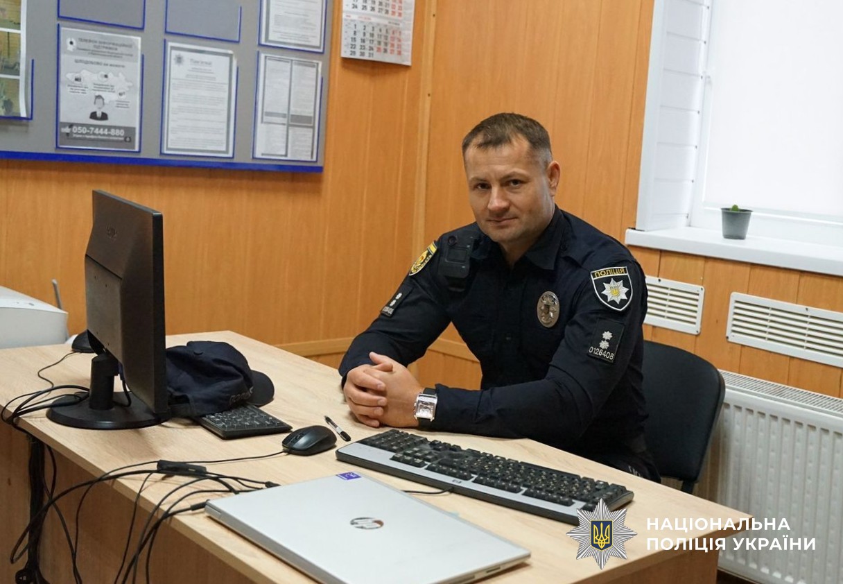 поліцейський офіцер громади у службовому кабінеті