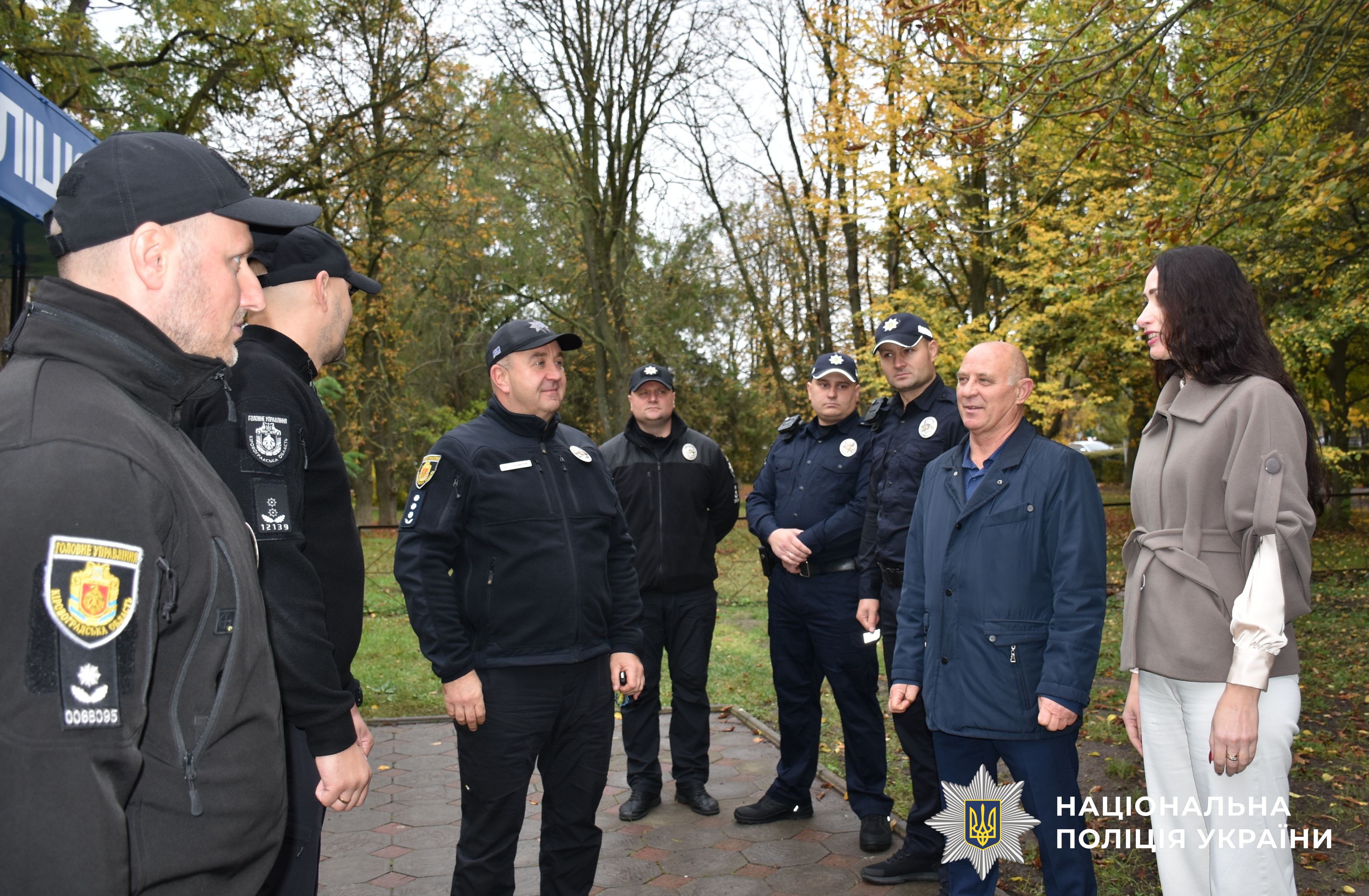 присутні на відкритті поліцейської станції керівництво поліції та громади