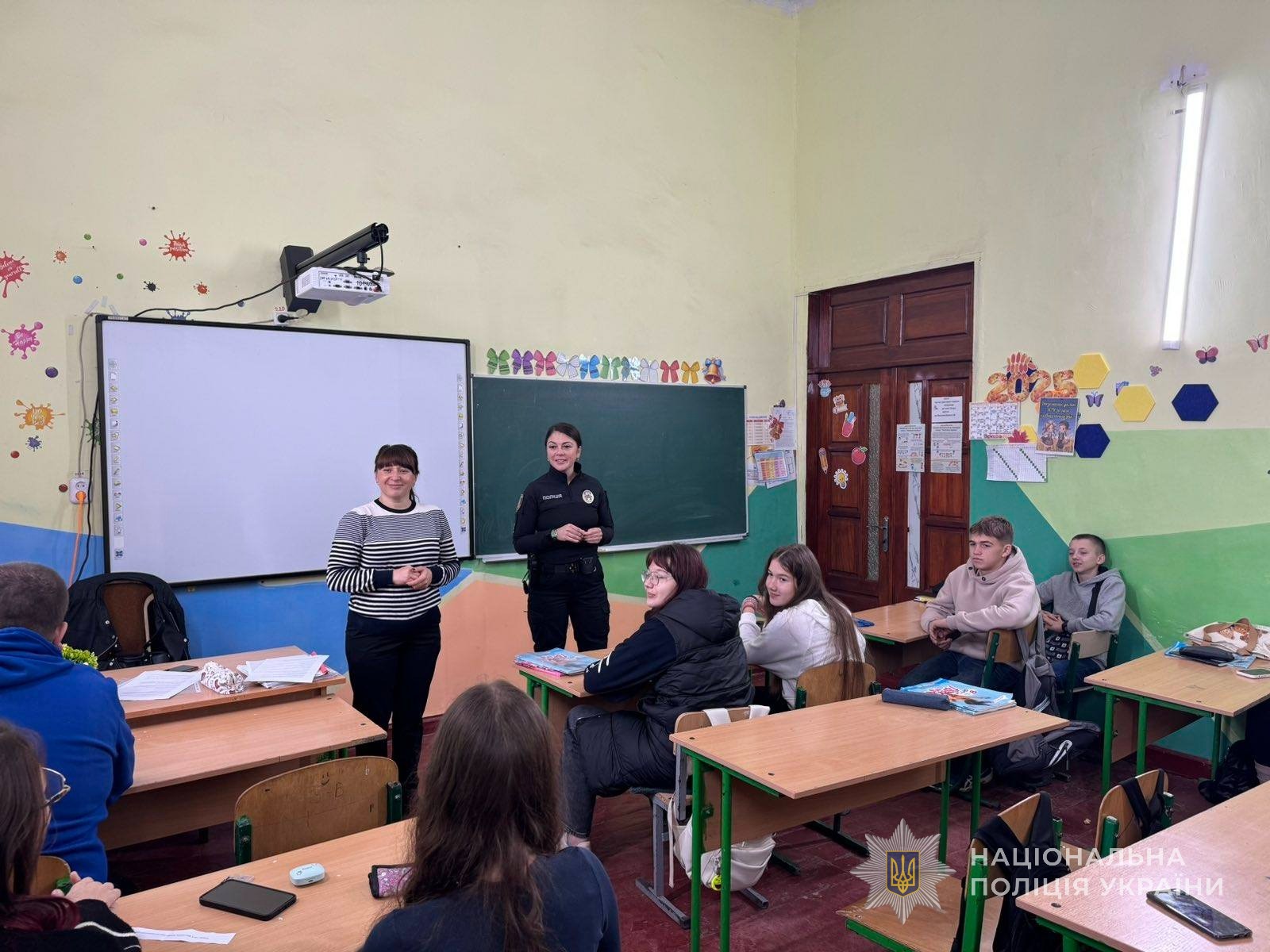 Поліцейська проводить ліцеїстам профілактичний захід