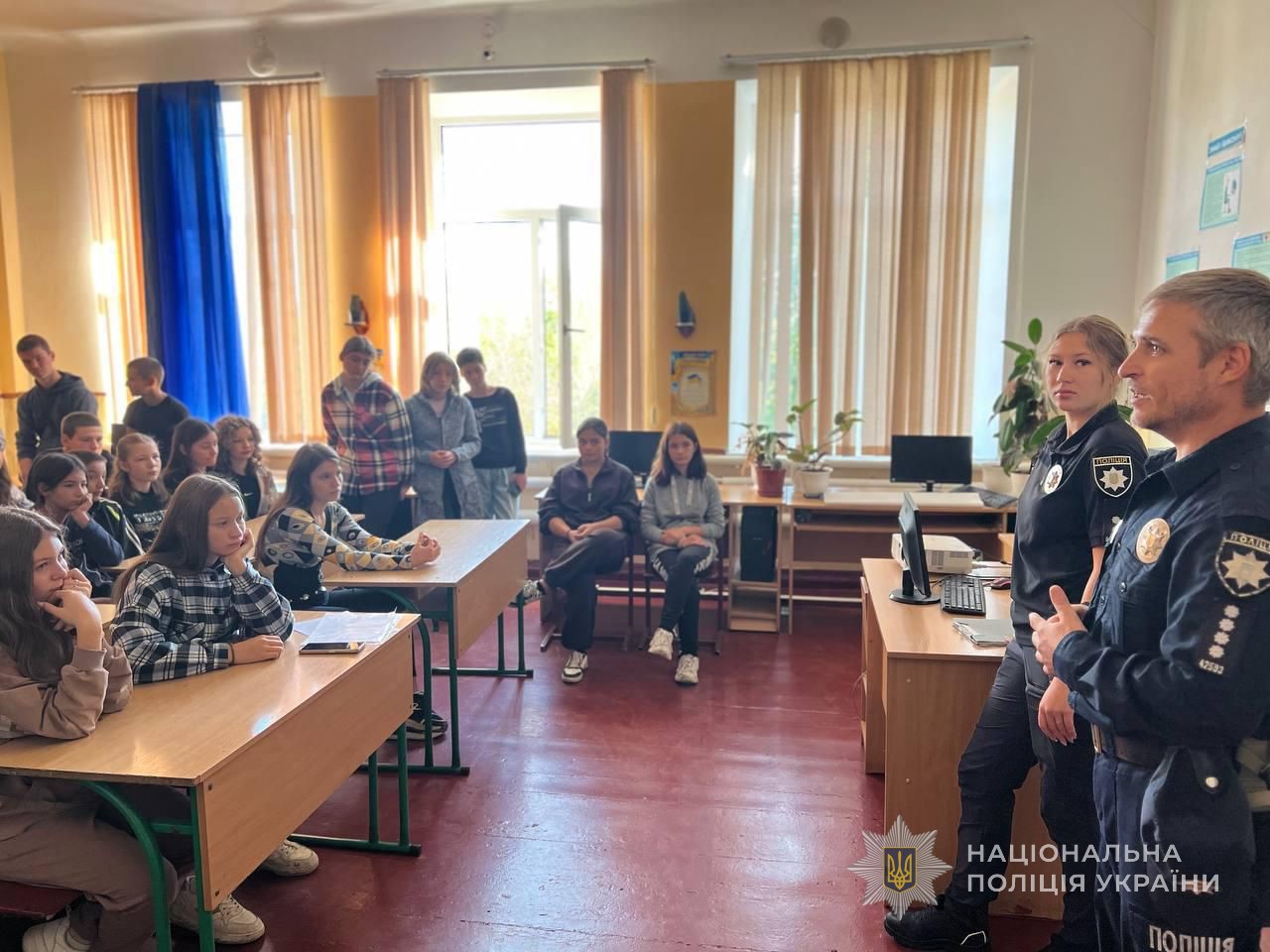 Поліцейські проводять діттям профілактині заходи
