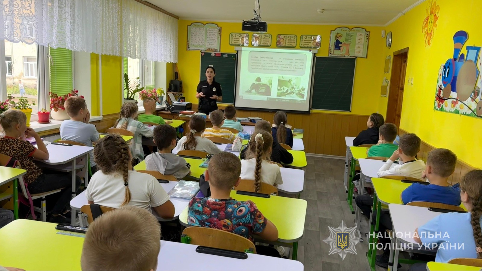 Поліцейська проводить ліцеїстам профілактичний захід