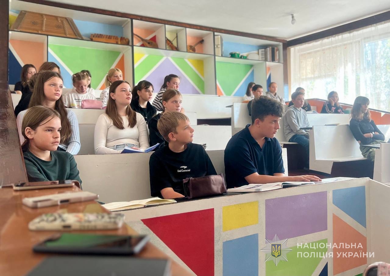 Діти слухають корисну інформацію